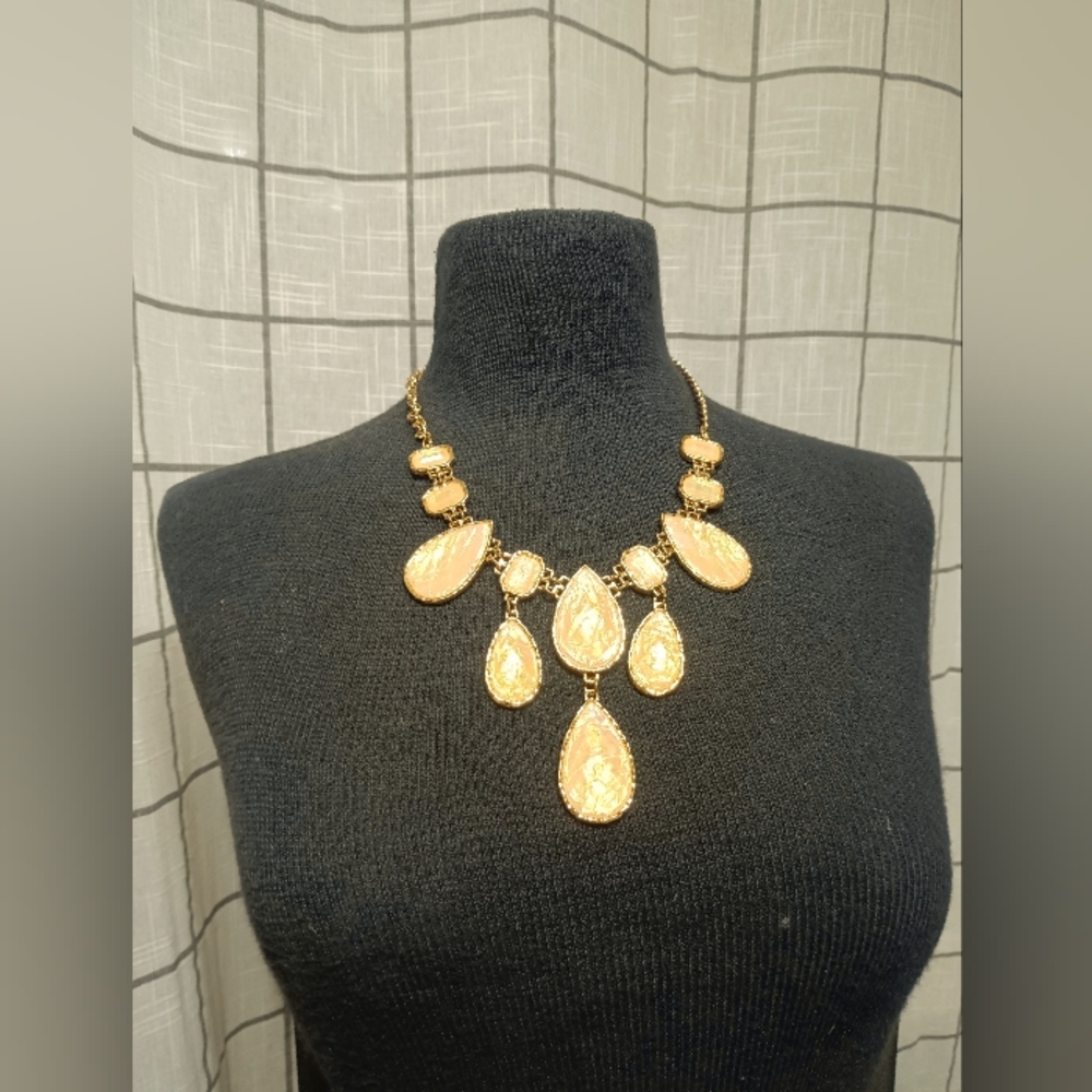 Vintage Fashion Jewelry necklace Peach Rhinestone, Gold Tone Pieces. NWT